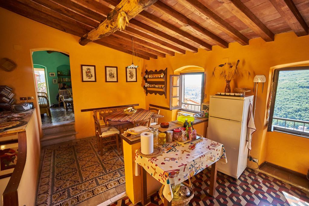 Sotto Il Castello Bed & Breakfast Trebiano Exterior photo